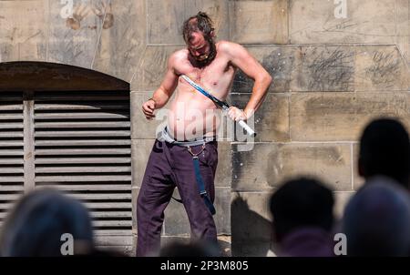 Straßenunterhalter, der während des Festivals mit einem Tennisschläger auftritt, Royal Mile, Edinburgh, Schottland, Großbritannien Stockfoto