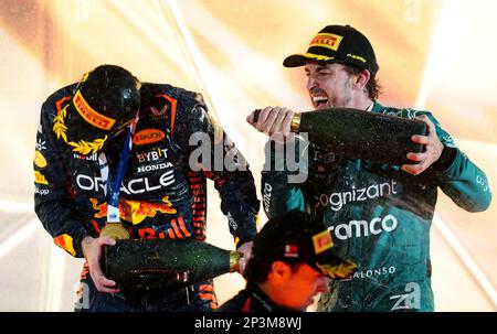 Rennsieger Red Bull's Max Verstappen (links) und Dritter Platz Aston Martins Fernando Alonso feiern nach dem Bahrain Grand Prix auf dem Bahrain International Circuit, Sakhir, auf dem Podium. Foto: Sonntag, 5. März 2023. Stockfoto