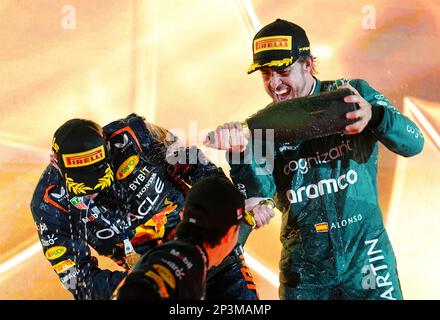 Rennsieger Red Bull's Max Verstappen (links) und Dritter Platz Aston Martins Fernando Alonso feiern nach dem Bahrain Grand Prix auf dem Bahrain International Circuit, Sakhir, auf dem Podium. Foto: Sonntag, 5. März 2023. Stockfoto