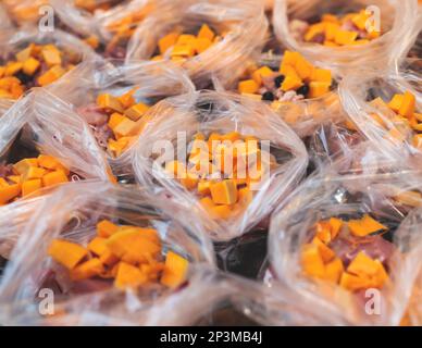 Zubereitung von Schüsseln mit natürlichem rohem Heimtierfutter zu Hause, Zubereitung von gesunder roher Kotelett für Katzen Hunde, mit Ente, truthahn, Innereien, Fleisch, Vegetation Stockfoto