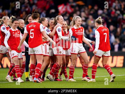 Arsenals Stephanie Catley (rechts) und Teamfreundin Leah Williamson feiern nach dem Finalspiel des FA Women's Continental Tyres League Cup in Selhurst Park, London. Foto: Sonntag, 5. März 2023. Stockfoto