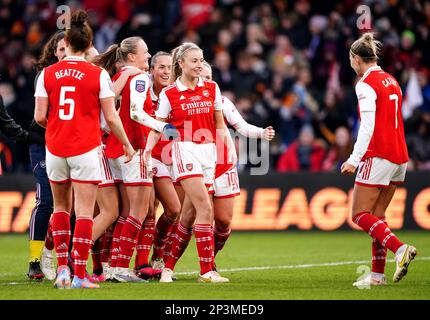 Arsenals Stephanie Catley (rechts) und Teamfreundin Leah Williamson feiern nach dem Finalspiel des FA Women's Continental Tyres League Cup in Selhurst Park, London. Foto: Sonntag, 5. März 2023. Stockfoto