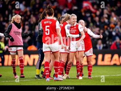 Arsenals Leah Williamson feiert mit ihren Teamkollegen, nachdem sie das Finalspiel des FA Women's Continental Tyres League Cup in Selhurst Park, London, gewonnen hat. Foto: Sonntag, 5. März 2023. Stockfoto