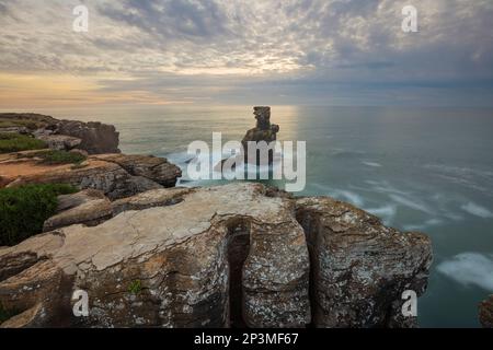 Sonnenuntergang hinter den Felsen am Cabo Carvoeiro mit stürmischem Meer, Peniche, Zentralregion, Portugal, Europa Stockfoto