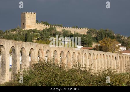 USSEIRA Aquädukt, erbaut im Jahr 1573 mit alten Stadtmauern dahinter, Obidos, Zentralregion, Portugal, Europa Stockfoto