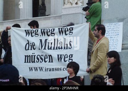 Wien, Österreich. 21. Juni 2009. Anti-Iran-Demonstration vor dem Parlament in Wien. Banner mit der Aufschrift „die Mullahs müssen gehen“ Stockfoto