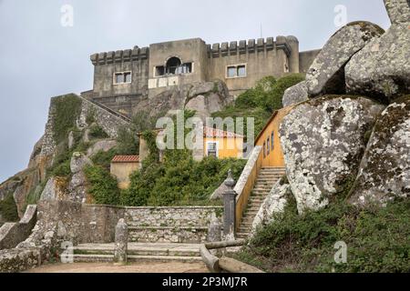 Die Kapelle von Peninha wurde im 16. Jahrhundert auf einem Hügel im Naturpark Sintra Cascais, Azoia, Lissabon, Portugal, Europa erbaut Stockfoto