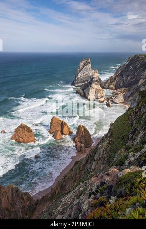 Die Wellen des Atlantischen Ozeans Rollen auf Felsen in Praia da Ursa in der Nähe von Cabo da Roca, Azoia, Sintra Cascais Naturpark, Lissabon Region, Portugal, Europa Stockfoto