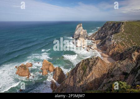 Die Wellen des Atlantischen Ozeans Rollen auf Felsen in Praia da Ursa in der Nähe von Cabo da Roca, Azoia, Sintra Cascais Naturpark, Lissabon Region, Portugal, Europa Stockfoto