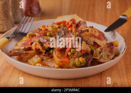 Köstlicher Sardinenfisch mit Gemüse und Gemüse. Stockfoto