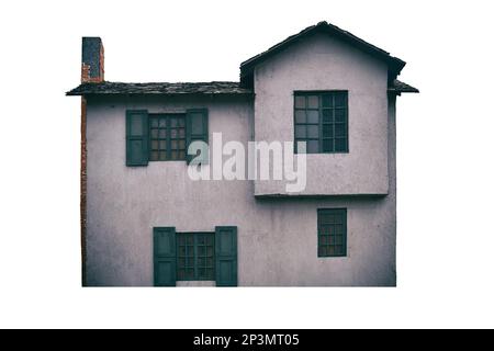 Ein altes, zweistöckiges Haus mit einem Kamin im Stil von Retro-amerikanischen Gebäuden des Wilden Westens, isoliert auf weißem Hintergrund Stockfoto