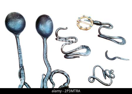 Geschmiedeter Schmuck für die Küche und das Haus aus antikem Metall, isoliert auf weißem Hintergrund. Löffel, Blätter und andere handgefertigte Oldtimer-Eisenprodukte. Stockfoto