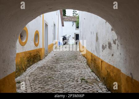 Kopfsteinpflasterstraße in der Altstadt, Obidos, Zentralregion, Portugal, Europa Stockfoto