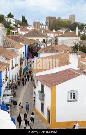 Blick auf die Rua Direita von der Stadtmauer mit Schloss Obidos dahinter, Obidos, Zentralregion, Portugal, Europa Stockfoto