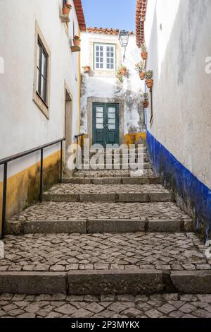 Kopfsteinpflasterstraße in der Altstadt, Obidos, Zentralregion, Portugal, Europa Stockfoto