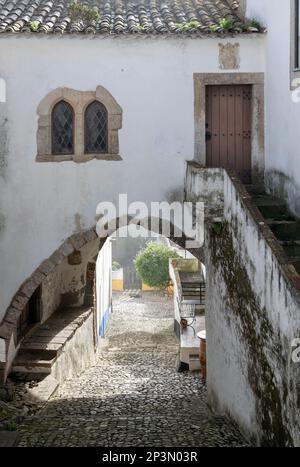 Kopfsteinpflasterstraße in der Altstadt, Obidos, Zentralregion, Portugal, Europa Stockfoto