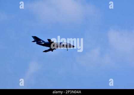 Draken Europe Dassault Falcon 20E G-FRAF über den Endanflug zum internationalen Flughafen Bournemouth 20/4/22. Stockfoto