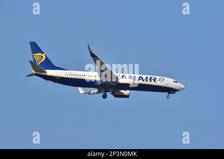 Ryanair Boeing 737-8AS SP-RSW, betrieben von der Ryanair-Tochtergesellschaft Buzz, auf dem Landeanflug zum Bournemouth International Airport mit einem Flug von Breslau. Stockfoto