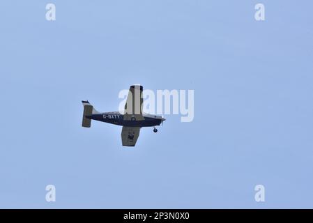 Piper PA-28-161 Cadet G-BXTY, betrieben von Fly LLP, im Endanflug zum internationalen Flughafen Bournemouth 20/4/22. Stockfoto