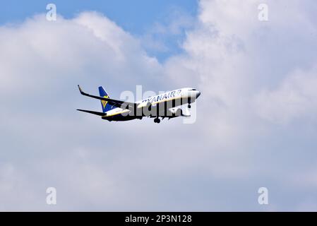 Ryanair Boeing 737-8AS Ei-DPI über den Endanflug zum internationalen Flughafen Bournemouth mit Flug von Malaga, Spanien, am 20/4/22. Stockfoto