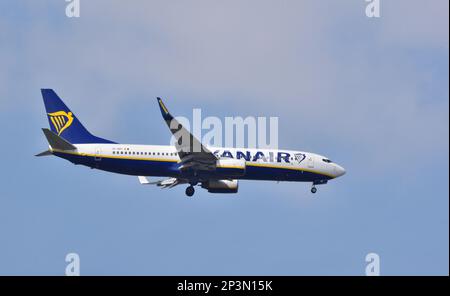 Ryanair Boeing 737-8AS Ei-DPI über den Endanflug zum internationalen Flughafen Bournemouth mit Flug von Malaga, Spanien, am 20/4/22. Stockfoto