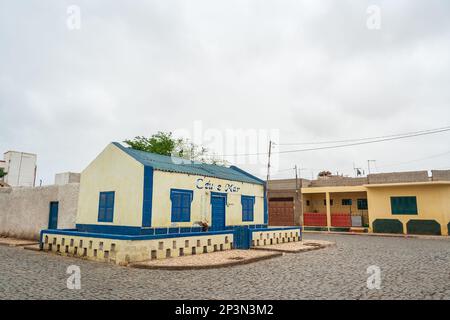 Kolonialhaus im Hafen von Palmeira. Gemeinde Sao Jose von Palmeira, Insel Sal, Kap Verde, Afrika. Stockfoto