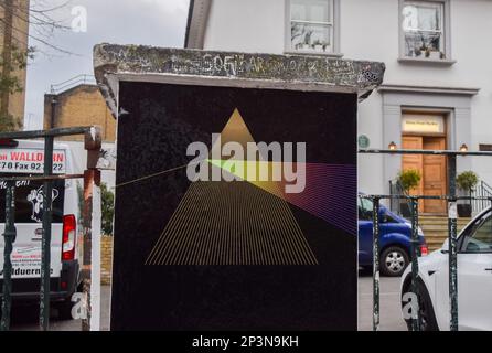 London, Großbritannien. 5. März 2023 Die Abbey Road Studios feiern das 50. Jubiläum von Pink Floyds berühmter „The Dark Side of the Moon“ mit Tribut vor dem ebenso berühmten Gebäude. Das Album wurde 1972 und 1973 im Studio in North London aufgenommen und am 1. März 1973 veröffentlicht und wurde zu einem der einflussreichsten und meistverkauften Rekorde aller Zeiten. Kredit: Vuk Valcic/Alamy Live News Stockfoto