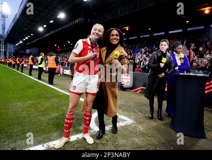 Arsenals Leah Williamson posiert für ein Foto mit dem BBC Sport-Kommentator Alex Scott, nachdem er das Finalspiel des FA Women's Continental Tyres League Cup in Selhurst Park, London, gewonnen hat. Foto: Sonntag, 5. März 2023. Stockfoto