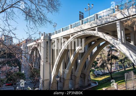 Viadukt von Madrid in der Straße Segovia von großer Höhe, von wo es in der Vergangenheit viele Selbstmorde gab, Madrid. Stockfoto