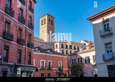 Monumentales und malerisches Ensemble von Gebäuden im zentralen Bezirk der europäischen Stadt Madrid, Spanien. Stockfoto
