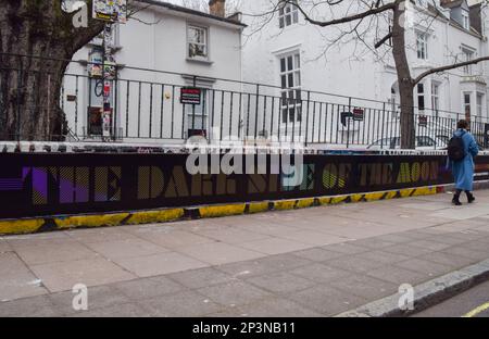 London, Großbritannien. 5. März 2023 Die Abbey Road Studios feiern das 50. Jubiläum von Pink Floyds berühmter „The Dark Side of the Moon“ mit Tribut vor dem ebenso berühmten Gebäude. Das Album wurde 1972 und 1973 im Studio in North London aufgenommen und am 1. März 1973 veröffentlicht und wurde zu einem der einflussreichsten und meistverkauften Rekorde aller Zeiten. Kredit: Vuk Valcic/Alamy Live News Stockfoto