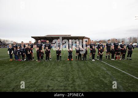 Newcastle am Sonntag, den 5. März 2023. Falcons-Spieler stellen sich vor dem Gallagher Premiership-Spiel zwischen Newcastle Falcons und London Irish im Kingston Park, Newcastle, am Sonntag, den 5. März 2023, mit Maskottchen auf. (Foto: Chris Lishman | MI News) Kredit: MI News & Sport /Alamy Live News Stockfoto