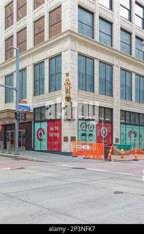 Pittsburgh Downtown: Die Uhr im Kaufmann's Kaufmann's White Terra cotta Kaufhaus an der Fifth Avenue und der Smithfield Street ist ein beliebter Treffpunkt. Stockfoto