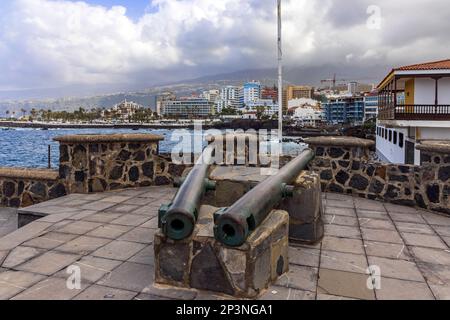 Eine alte Kanone in Fort Bateria de Santa Barbara bewacht den Hafeneingang in Puerto de la Cruz, Teneriffa. Stockfoto