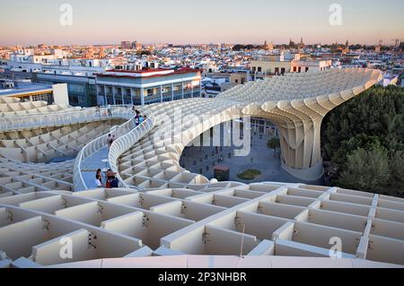 Struktur und Gehwege auf Metro-Sonnenschirm in Plaza De La Encarnación, Sevilla, Andalusien, Spanien Stockfoto