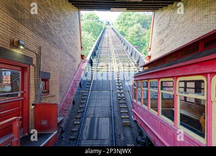 Pittsburgh South Shore: Monongahela Incline ist ein Wahrzeichen der Standseilbahn auf dem Mount Washington vom Station Square. Stockfoto