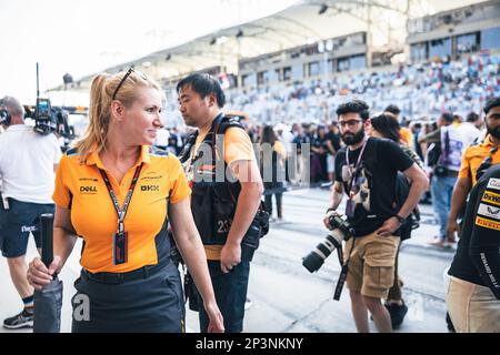 Sakhir, Bahrain. 05. März 2023. Sophie Ogg (GBR) McLaren Communications Director. 05.03.2023. Formel-1-Weltmeisterschaft, Rd 1, Bahrain Grand Prix, Sakhir, Bahrain, Wettkampftag. Das Foto sollte wie folgt lauten: XPB/Press Association Images. Kredit: XPB Images Ltd/Alamy Live News Stockfoto