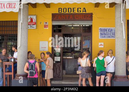 Bodega Santa Cruz, 1 Rodrigo Caro Straße, eine der beliebtesten Tapas Bars in Santa Cruz Viertel, Sevilla, Andalucía, Spanien Stockfoto
