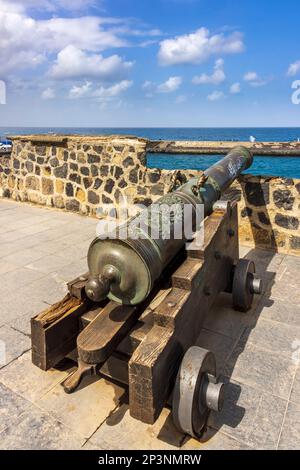 Eine alte Kanone in Fort Bateria de Santa Barbara bewacht den Hafeneingang in Puerto de la Cruz, Teneriffa. Stockfoto