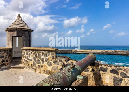 Eine alte Kanone in Fort Bateria de Santa Barbara bewacht den Hafeneingang in Puerto de la Cruz, Teneriffa. Stockfoto