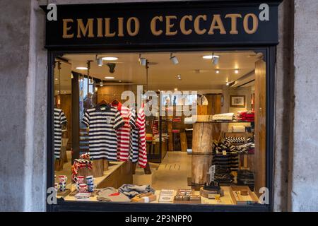 Gondolier-Uniformen im Schaufenster von Emilio Ceccato, Venedig, Italien Stockfoto