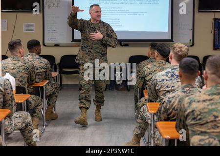 USA William J. Gwaltney, Sergeant Major der 2. Marine Logistics Group, spricht mit Marines und Seeleuten während des 3-23 Corporals Kurses am 24. Januar 2023 in Camp Lejeune, North Carolina. Während des Kurses Brigg. General McWilliams und sein Kommando-Deck sprachen über körperliche, geistige und geistige Fitness, Belastbarkeit und die Pflichten eines unkommissionierten Offiziers des United States Marine Corps. Stockfoto