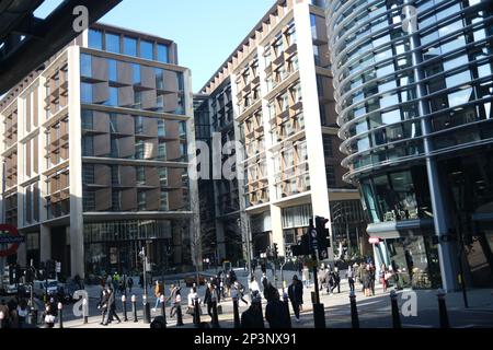 Eine geschäftige Mittagsszene in Cannon St, City of London, mit vielen Menschen aus verschiedenen Berufen und Berufen, die ihre Geschäfte machen. März 2023 Stockfoto