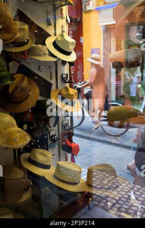 Mützenladen in der Alcaicería Street Sevilla, Andalusien, Spanien. Stockfoto