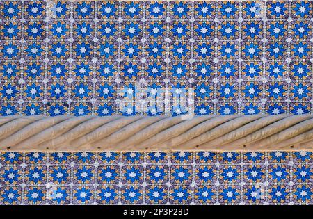 Details von Fliesen mit geometrischen Formen und einem Steinschmuck in Form einer Schnur von der Fassade des Tena-Palastes in Sintra, Portugal, ho Stockfoto