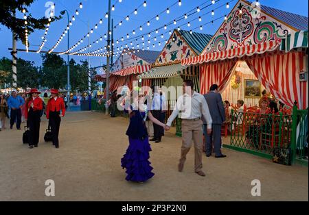 Feria de Abril (The April Fair). "El Real" in der Dämmerung. Sevilla, Andalusien, Spanien. Stockfoto