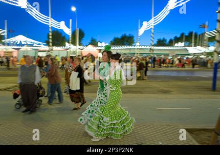 Feria de Abril (The April Fair). "El Real".  Frauen tragen traditionelle Gypsy-Kleid. Sevilla, Andalusien, Spanien. Stockfoto