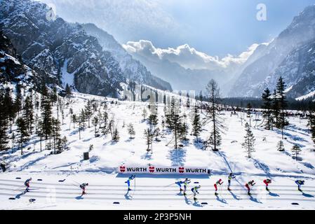 Planica, Slowenien. 5. März 2023. Skilanglauffahrer gleiten beim 50 km langen klassischen Herrenrenrenrennen bei der FIS Nordic Ski World Championships 2023 in Planica, Slowenien, die von norwegischem Paal Golberg gewonnen wurde, hinab. Kredit: John Lazenby/Alamy Live News Stockfoto