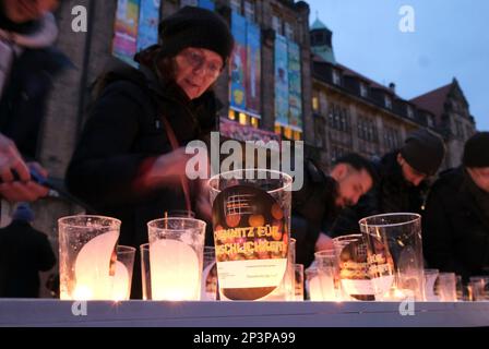 Chemnitz, Deutschland. 05. März 2023. Teilnehmer einer Rallye stellen Kerzen vor das Rathaus. Der Chemnitz-Friedenstag 22. war ein Gedenken an die Bombardierung und Zerstörung der Stadt vor 78 Jahren und an alle Opfer des Zweiten Weltkriegs. Kredit: Sebastian Willnow/dpa/Alamy Live News Stockfoto