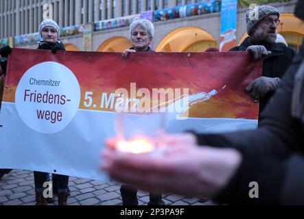 Chemnitz, Deutschland. 05. März 2023. Friedensaktivisten stehen mit einem Banner, das "Chemnitz Peace Ways" bei einer Kundgebung liest. Der Chemnitz-Friedenstag 22. war ein Gedenken an die Bombardierung und Zerstörung der Stadt vor 78 Jahren und an alle Opfer des Zweiten Weltkriegs. Kredit: Sebastian Willnow/dpa/Alamy Live News Stockfoto